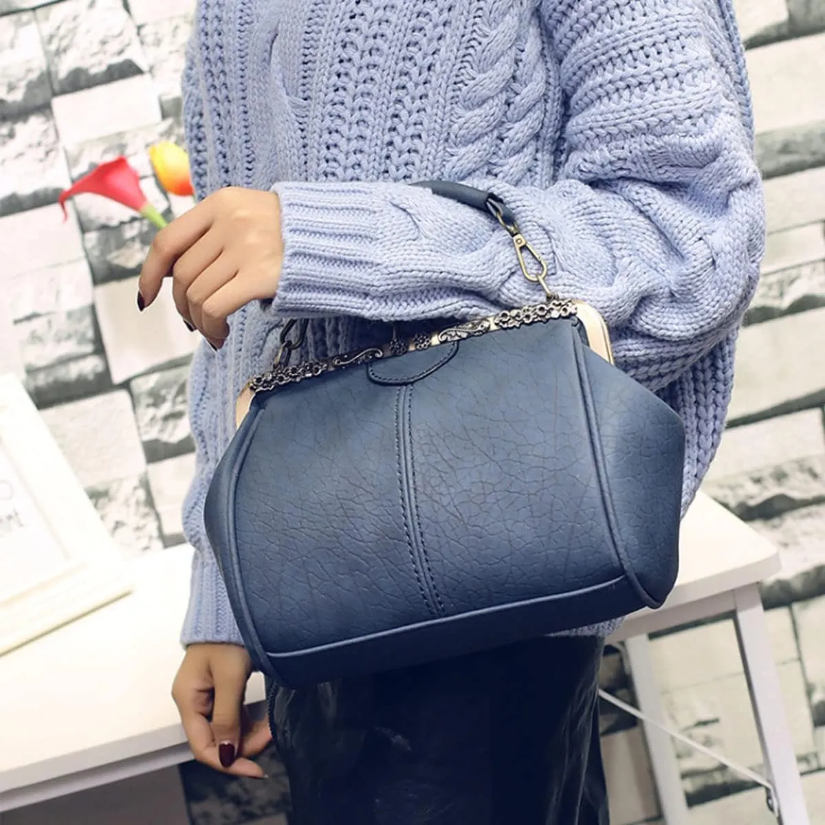 Vintage Hollow Handbag for Women Leather Shoulder Bag Evening Clutch Bag Kiss Lock Closure Crossbody Bag Purse
